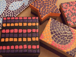 Objetos decorados con pintura efecto mosaico
